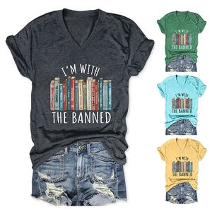 Detailansicht des V-Ausschnitt T-Shirts in mehreren Farben mit 'I'M WITH THE BANNED' Print