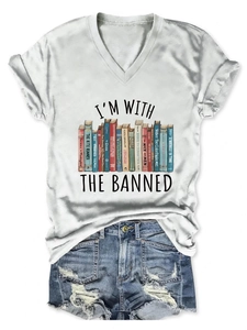 Flachbild eines weißen V-Ausschnitt T-Shirts mit Grafikdruck und Jeans-Shorts Set