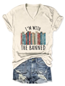 Flachbild des cremefarbenen V-Ausschnitt T-Shirts mit Grafik-Print und Denim-Shorts