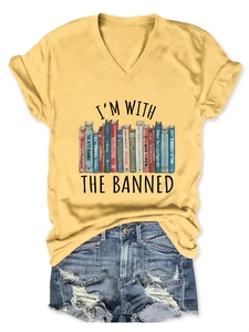 Flachbild von gelbem V-Ausschnitt T-Shirt mit Grafikdruck und Distressed Denim Shorts