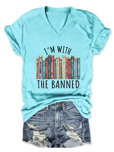 Details des hellblauen V-Ausschnitt T-Shirts mit Buchgrafik und I'M WITH THE BANNED Slogan