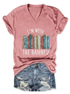 Flach liegendes altrosa V-Ausschnitt T-Shirt mit I'M WITH THE BANNED Text und Buchgrafik