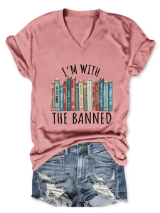 Flachbild von rosa V-Ausschnitt T-Shirt mit Buchdruck und destroyed Denim Shorts Set