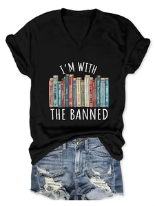 Detail von V-Ausschnitt T-Shirt mit I'm With The Banned Buchdruck und Ripped Denim Shorts