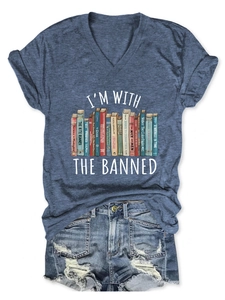 V-Ausschnitt T-Shirt mit I'M WITH THE BANNED Buch-Print und Jeans-Shorts Set