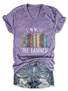 Detail eines V-Ausschnitt T-Shirts mit I'M WITH THE BANNED Text und Buch-Print