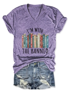 Detail eines lila melierten V-Ausschnitt T-Shirts mit Buchdruck und zerrissenen Jeansshorts