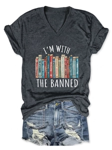 Graues V-Ausschnitt T-Shirt mit I'M WITH THE BANNED Print und Denim-Shorts im Flat Lay