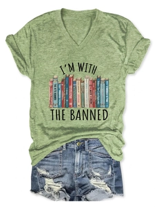 Detailansicht des I'M WITH THE BANNED Aufdrucks auf einem grünen V-Ausschnitt T-Shirt mit Buch-Motiv