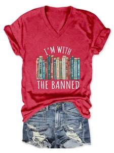 Flachbild von rotem V-Ausschnitt T-Shirt mit Buchdruck und zerrissenen Denim-Shorts