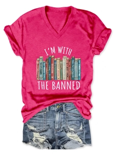 Flachbild des rosa V-Ausschnitt T-Shirts mit Buchdruck und zerrissenen Jeans-Shorts
