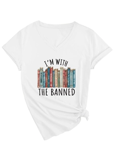 Detailaufnahme des weißen V-Neck T-Shirts mit Buchdruck und modischem Seitenknoten