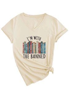 Detail des V-Ausschnitt-T-Shirts mit I'M WITH THE BANNED Slogan und Buchmotiven