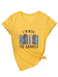 Detail von senfgelbem V-Ausschnitt T-Shirt mit I'M WITH THE BANNED Buchdruck und Knoten