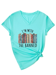 Detail eines türkisblauen V-Ausschnitt T-Shirts mit Buchdruck und seitlichem Knoten