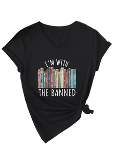 Detail eines V-Ausschnitt T-Shirts mit I'M WITH THE BANNED Print und Knotendesign unten
