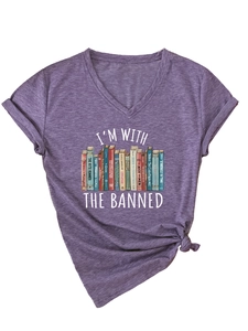 Detail eines lila V-Ausschnitt T-Shirts mit Buchdruck und modischem Seitenknoten-Design