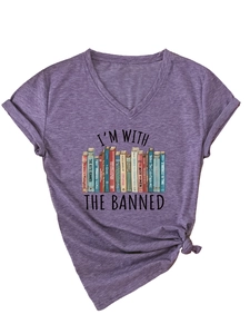 Detail eines lila V-Ausschnitt-T-Shirts mit Buchdruck und dekorativem Seitenknoten