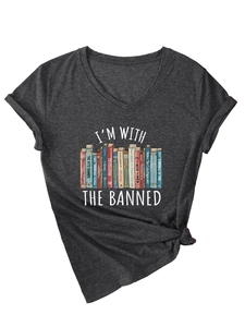 Detailansicht eines dunkelgrauen V-Ausschnitt T-Shirts mit Buchdruck und seitlichem Knoten