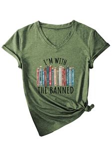Detail eines olivgrünen V-Ausschnitt T-Shirts mit I'M WITH THE BANNED Spruch und Buch-Print