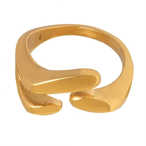 Bague ouverte irrégulière en acier titane doré au design minimaliste sur fond blanc pur