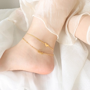 Ensemble de deux bracelets de cheville dorés avec pendentif cœur et lettrage Love chic