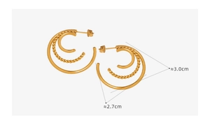 Detail view of 3-layer gold C-shaped earring showing dimensions of 3.0cm diameter