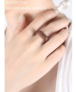 Vue détaillée d'une bague en résine marron brillant avec finition semi-transparente