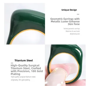 Détail macro de la bague géométrique en émail vert avec finition or 18 carats