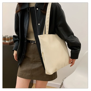 Minimalistische beige Tragetasche aus PU-Leder mit Reißverschluss an der Seite