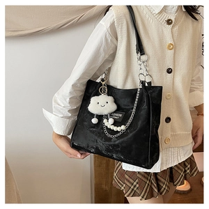 Sac fourre-tout élégant en velours noir avec chaîne perlée et breloque en peluche