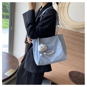 Détail du sac cabas en PU bleu clair avec breloque nuage doux et chaîne en perles