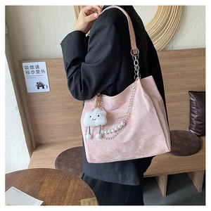 Sac bandoulière rose en PU souple avec chaîne en perles et charme nuage au café