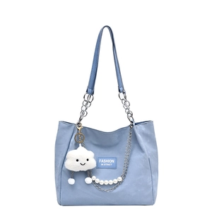 Sac fourre-tout en similicuir bleu clair avec chaînes argentées et perles chic