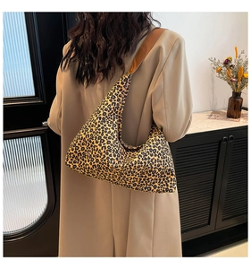 Dettaglio borsa hobo leopardata in tela con tracolla marrone larga e stile vintage