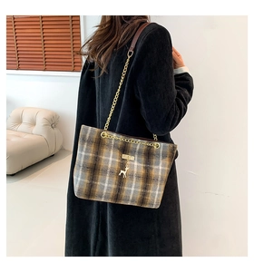 Détail du sac cabas à carreaux classique avec chaîne dorée et pendentif cerf