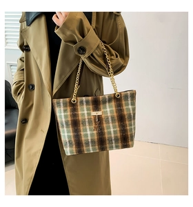Détail du sac cabas en tweed à carreaux avec chaîne dorée et breloque cerf en métal