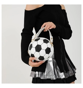 Détail du sac à main créatif en forme de football avec panneaux hexagonaux noirs et blancs