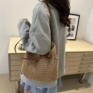 Sac cabas vintage en crochet kaki avec fines lanières marron porté par un mannequin
