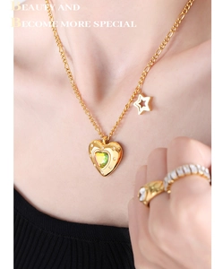 Dettaglio della collana con pendente a cuore e stella dorata con pietra sul collo del modello