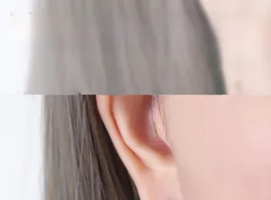 Orecchino geometrico minimalista in acciaio al titanio dorato 18K su profilo modella