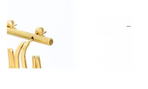 Dettaglio di orecchini a C in oro 18K con finitura lucida e chiusura a farfalla