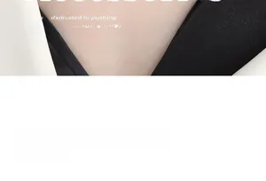 Style minimaliste élégant avec section accessoires et en-tête d'informations sur le produit