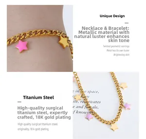 Dettaglio del set collana e bracciale in acciaio titanio placcato oro 18K con stelle rosa