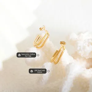 Orecchini a U geometrici cavi con placcatura in oro 18K su decorazione di corallo bianco