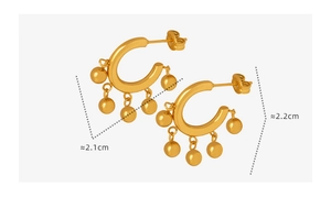 Détail de boucles d'oreilles en C plaqué or avec cinq perles et dimensions fournies