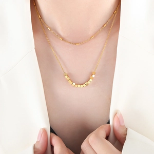 Collier double rang en or élégant avec pendentifs carrés et perles cylindres pour femmes