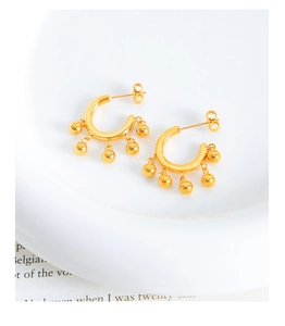 Vue détaillée de boucles d'oreilles créoles C en or 18 carats avec cinq perles pendantes
