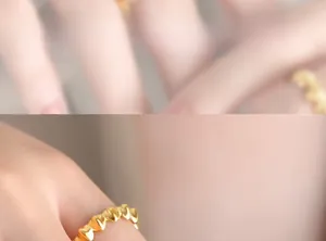 Dettaglio di un anello aperto a forma di cuore placcato oro opaco al dito