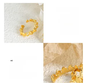 Dettaglio dell'anello in acciaio al titanio placcato oro 18K con design a triangolo